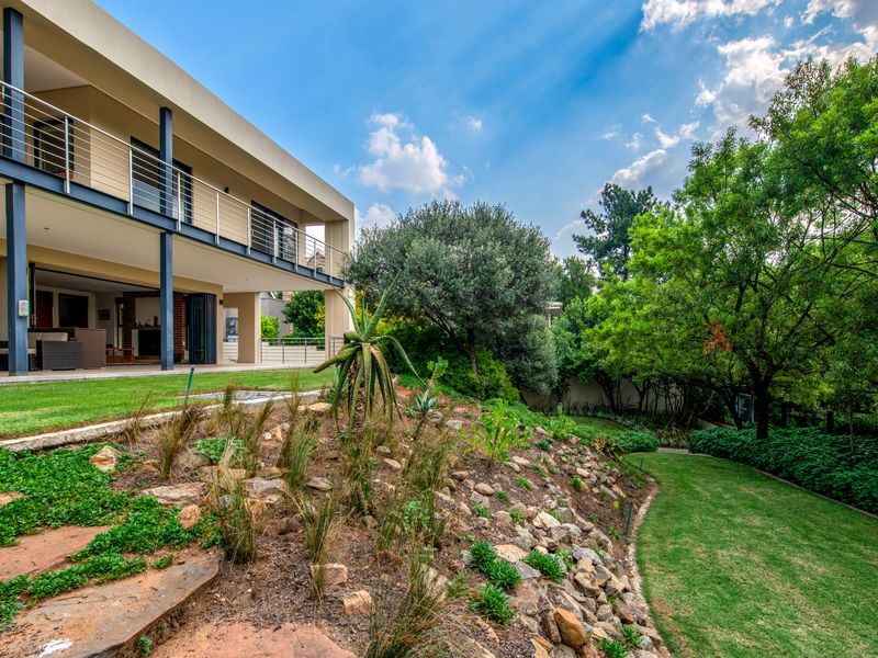 Welcome to this stunning and expansive residence, where luxury meets comfort in every corner. - Photo 2