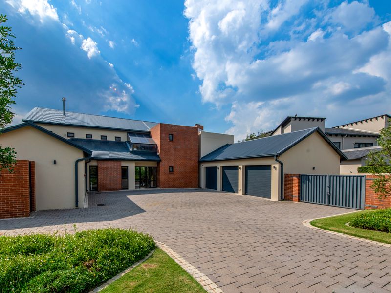 Welcome to this stunning and expansive residence, where luxury meets comfort in every corner. - Photo 3