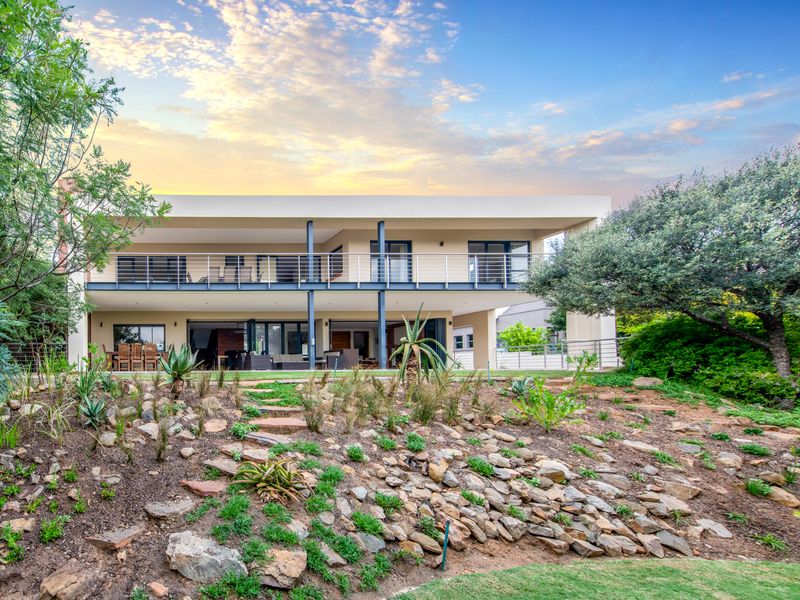Welcome to this stunning and expansive residence, where luxury meets comfort in every corner. - Photo 1
