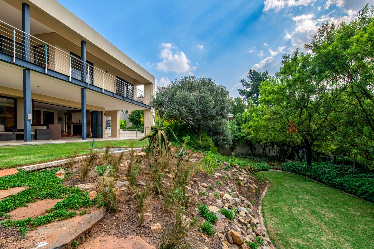 Welcome to this stunning and expansive residence, where luxury meets comfort in every corner. - Photo 2