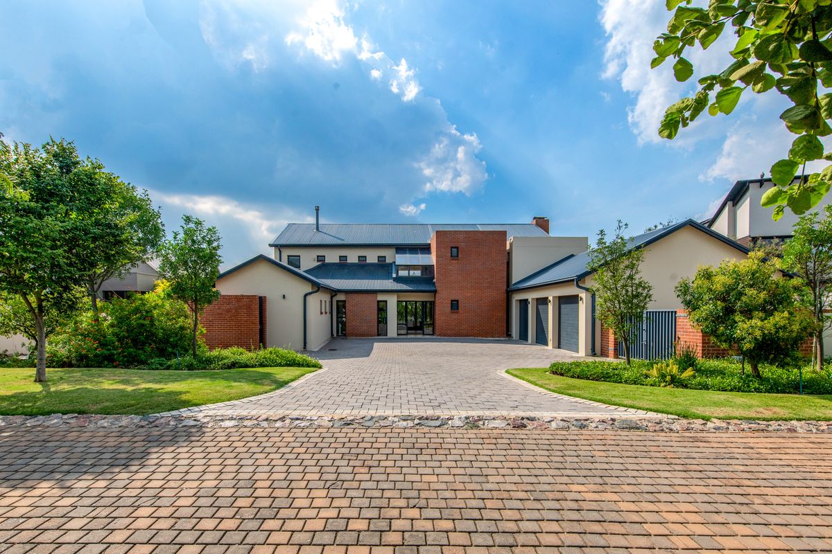 Welcome to this stunning and expansive residence, where luxury meets comfort in every corner. - Photo 5