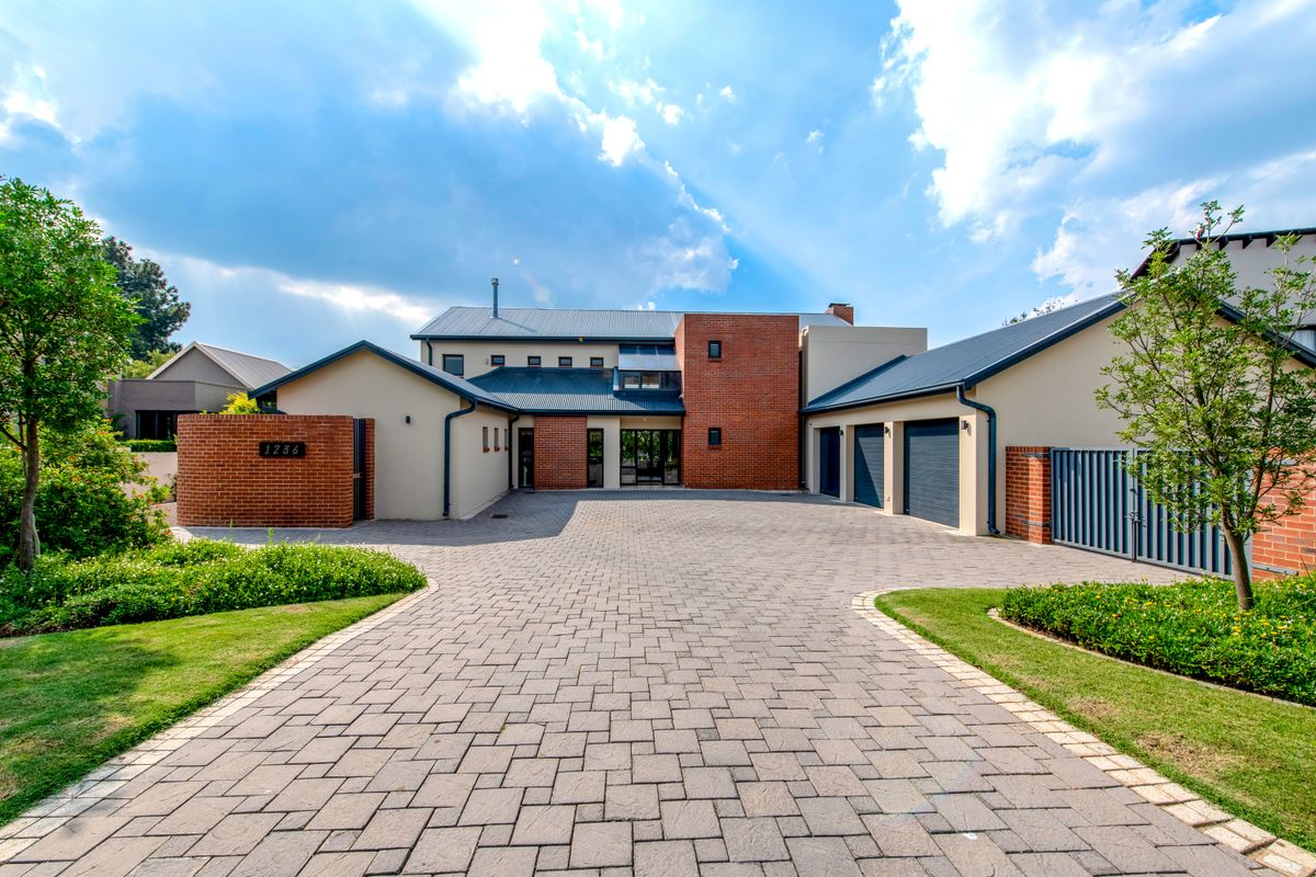 Welcome to this stunning and expansive residence, where luxury meets comfort in every corner. - Photo 4