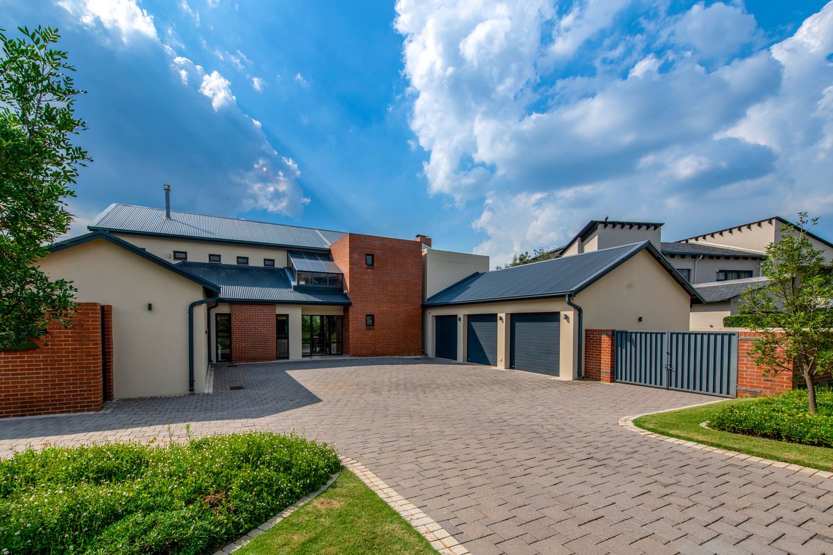 Welcome to this stunning and expansive residence, where luxury meets comfort in every corner. - Photo 3