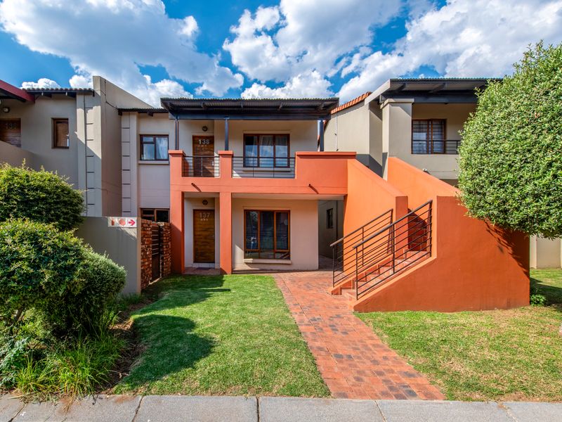 A charming Ground-floor unit in a secure and truly sought-after complex. - Photo 2