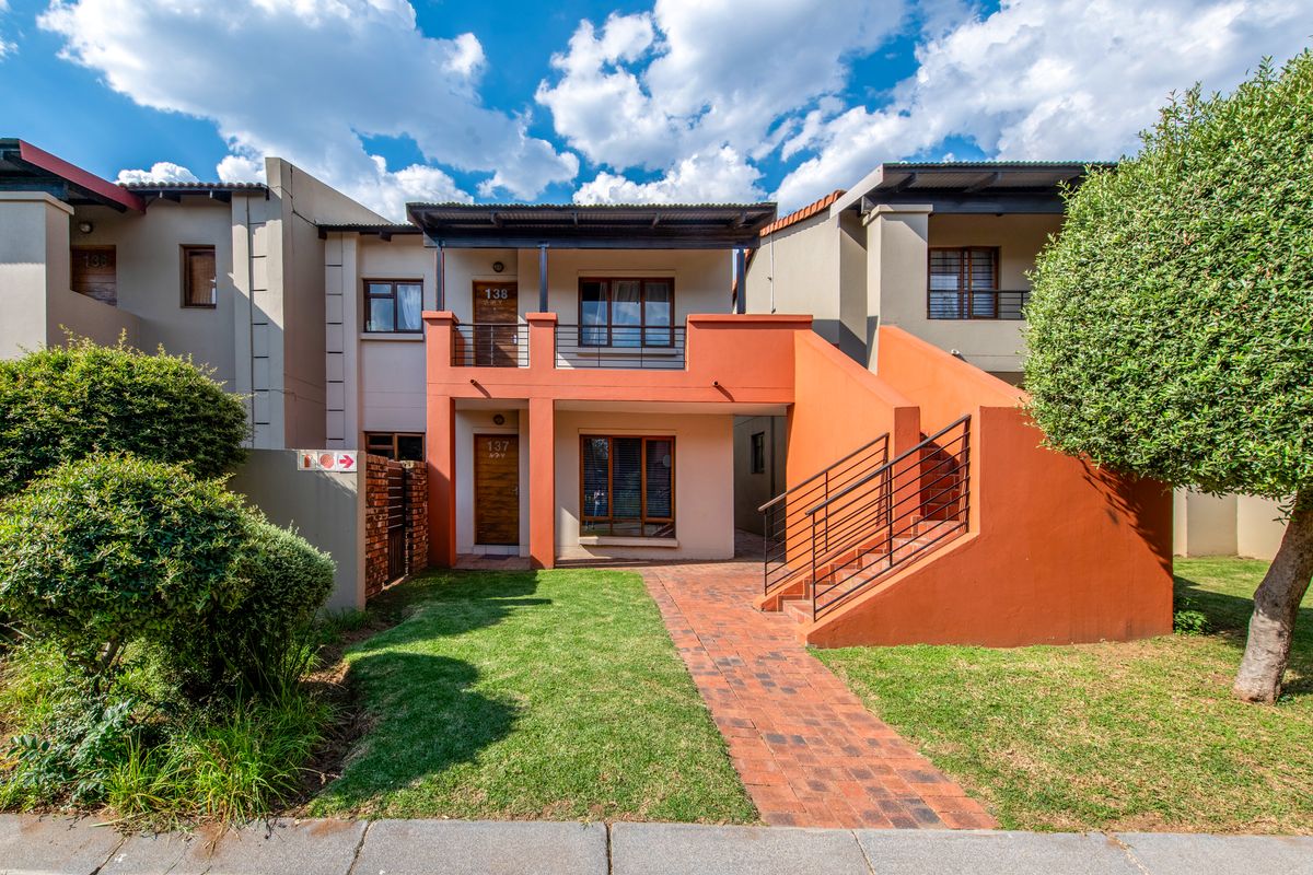 A charming Ground-floor unit in a secure and truly sought-after complex. - Photo 2