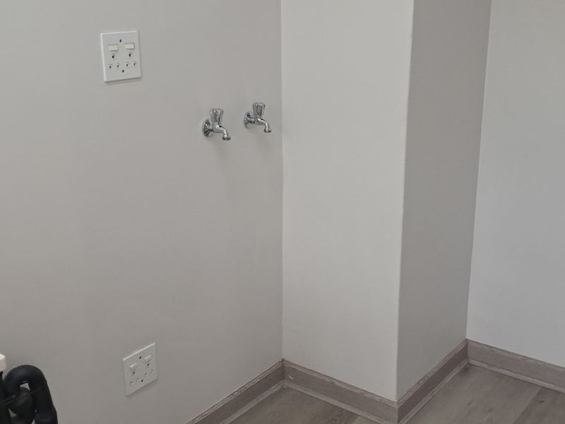 PRISTINE AND SPACIOUS TOWNHOUSE IN KENMARE R13 000 PM - Photo 10