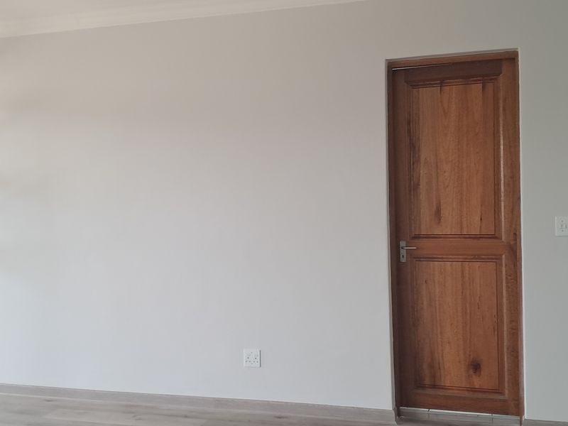 PRISTINE AND SPACIOUS TOWNHOUSE IN KENMARE R13 000 PM - Photo 4