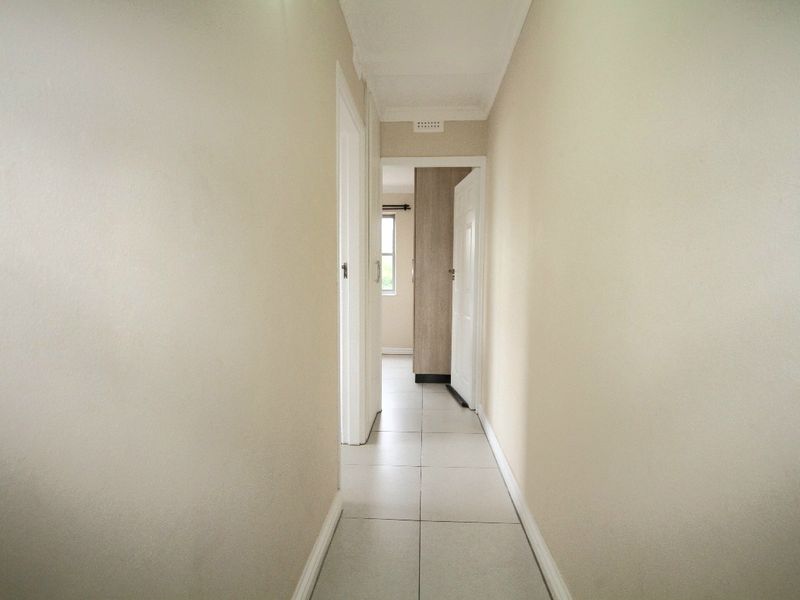 Magnificent 3-bedroom apartment for sale in Amanzimtoti, offering coastal views and modern living! - Photo 5