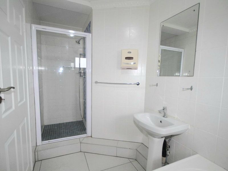 Magnificent 3-bedroom apartment for sale in Amanzimtoti, offering coastal views and modern living! - Photo 9