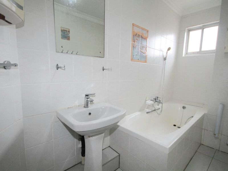 Magnificent 3-bedroom apartment for sale in Amanzimtoti, offering coastal views and modern living! - Photo 8