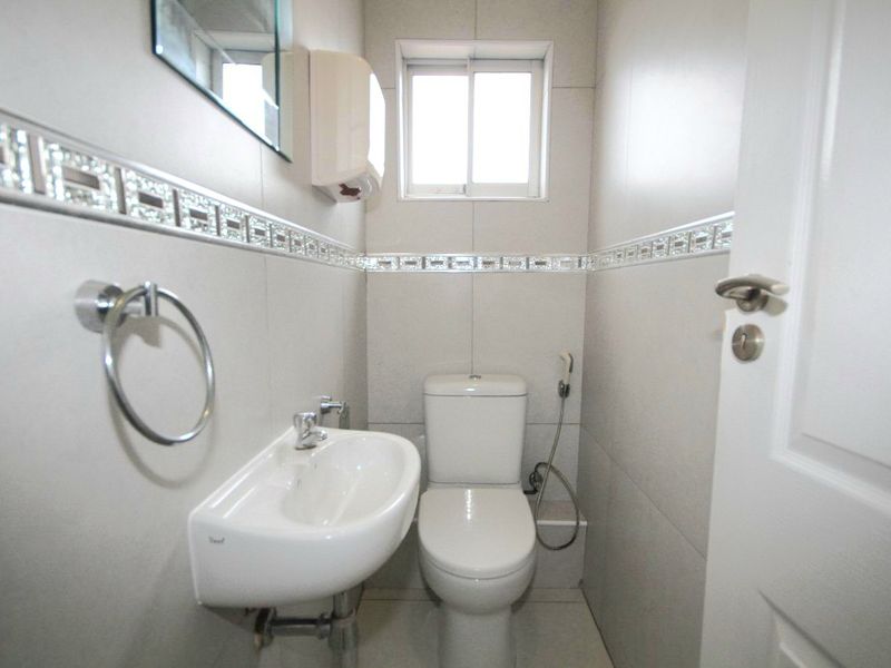 Magnificent 3-bedroom apartment for sale in Amanzimtoti, offering coastal views and modern living! - Photo 7