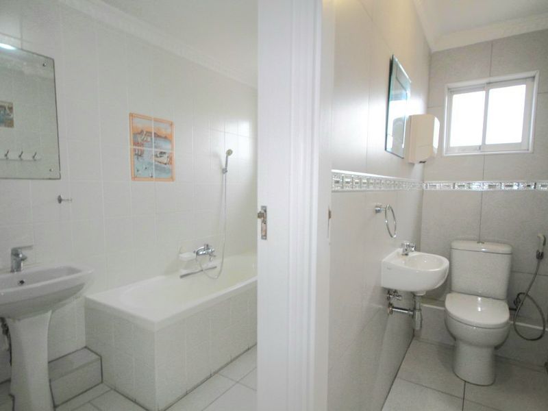 Magnificent 3-bedroom apartment for sale in Amanzimtoti, offering coastal views and modern living! - Photo 6