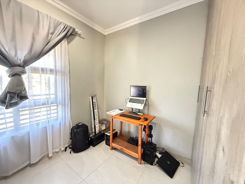 Smart Property Move: 2-Bedroom apartment in Randfontein - Photo 7
