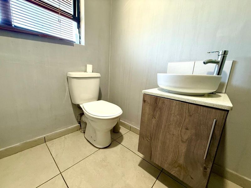 Smart Property Move: 2-Bedroom apartment in Randfontein - Photo 10
