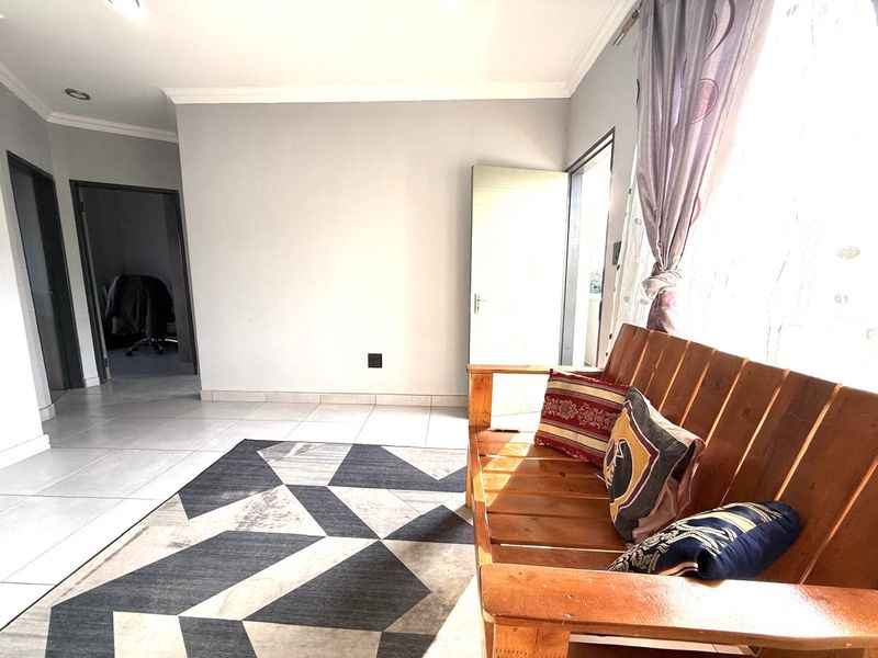 Smart Property Move: 2-Bedroom apartment in Randfontein - Photo 5