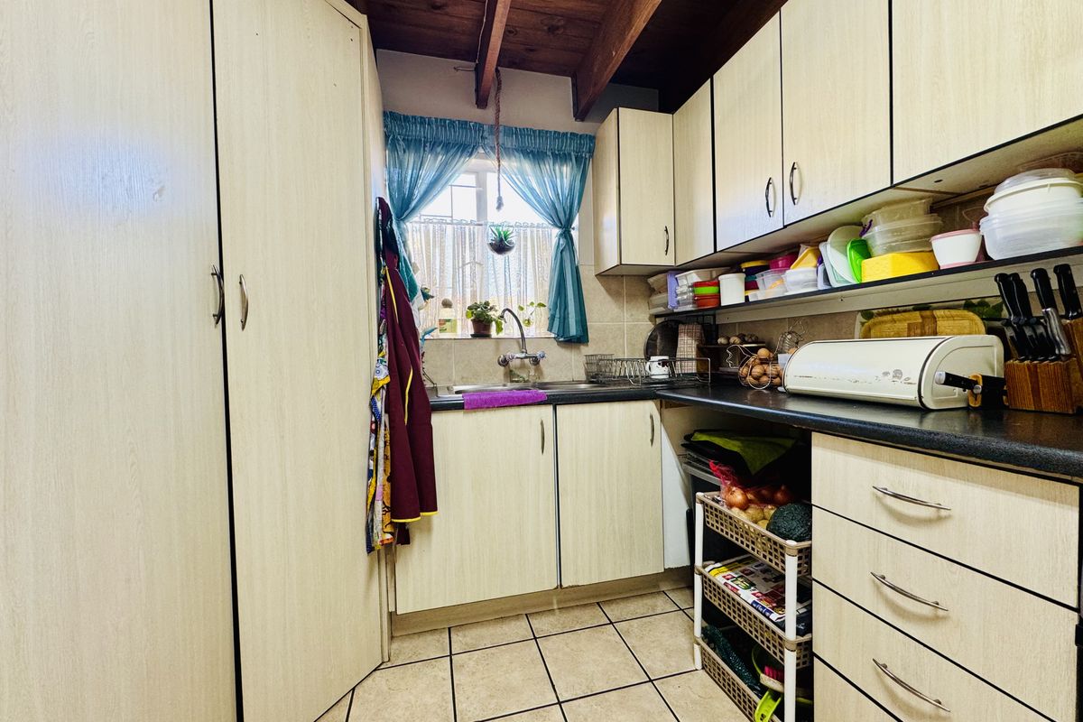 Charming 3-Bedroom Townhouse with Loft and Garden in Secure Montana Complex - Photo 5