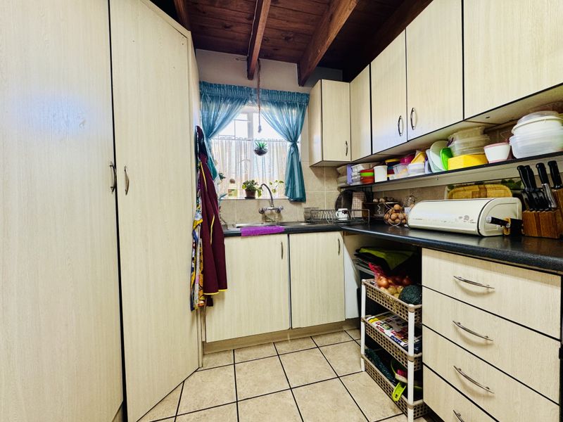 Charming 3-Bedroom Townhouse with Loft and Garden in Secure Montana Complex - Photo 5