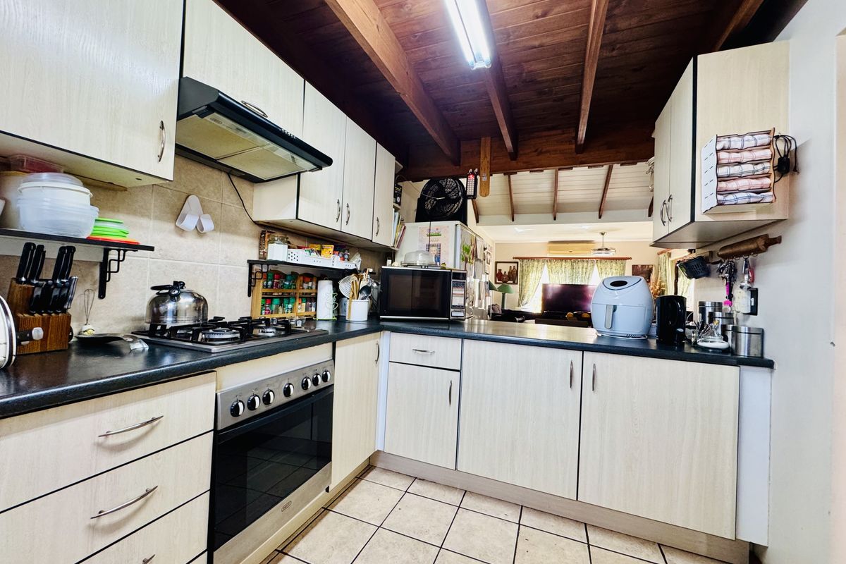 Charming 3-Bedroom Townhouse with Loft and Garden in Secure Montana Complex - Photo 4