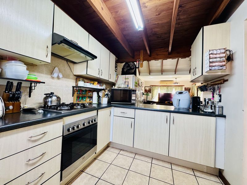 Charming 3-Bedroom Townhouse with Loft and Garden in Secure Montana Complex - Photo 4