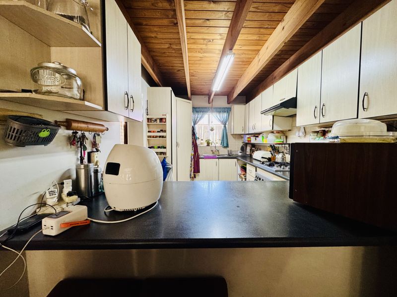 Charming 3-Bedroom Townhouse with Loft and Garden in Secure Montana Complex - Photo 6