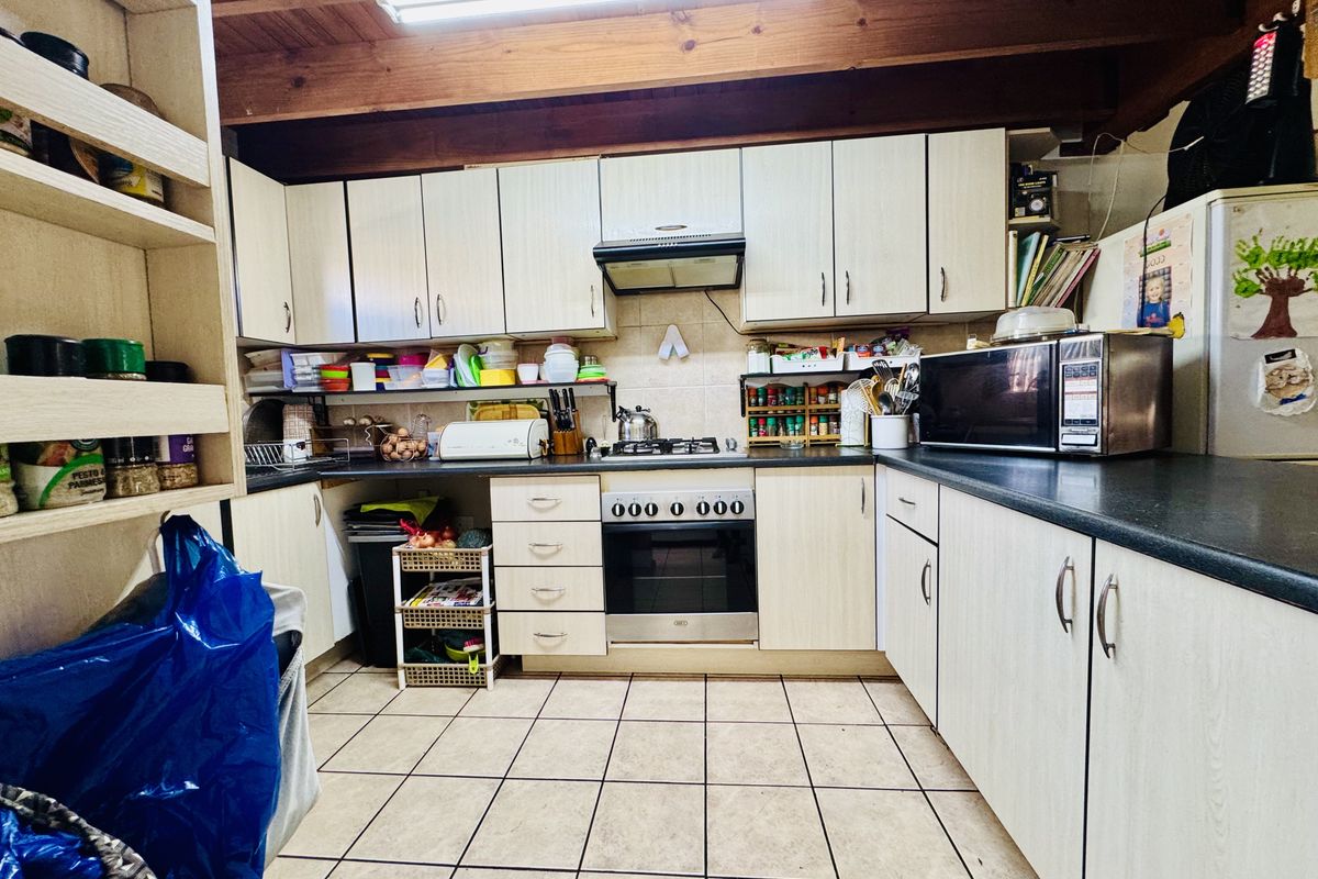 Charming 3-Bedroom Townhouse with Loft and Garden in Secure Montana Complex - Photo 3