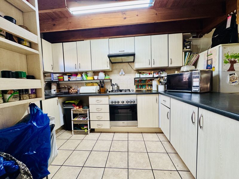 Charming 3-Bedroom Townhouse with Loft and Garden in Secure Montana Complex - Photo 3