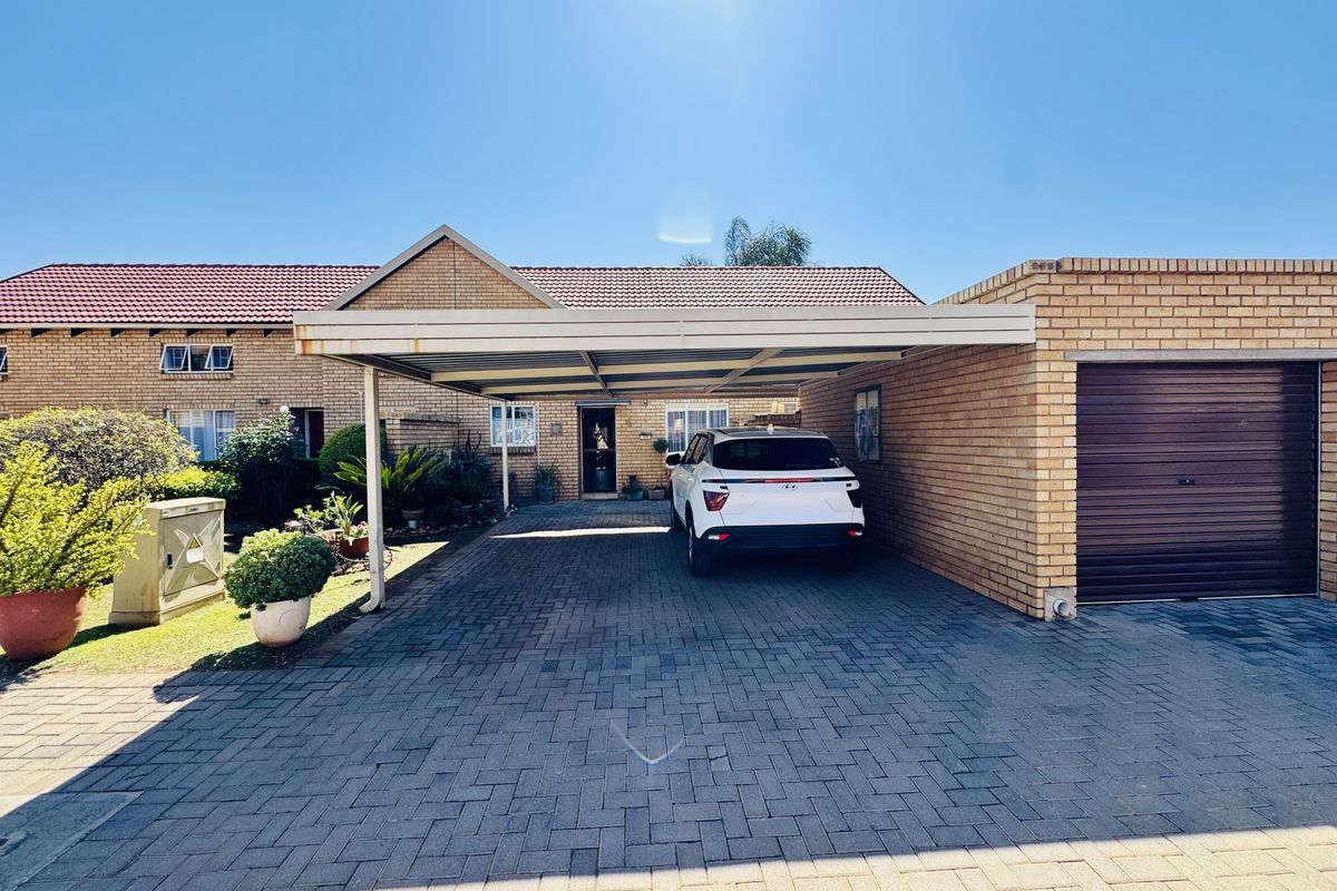 Charming 3-Bedroom Townhouse with Loft and Garden in Secure Montana Complex - Photo 2