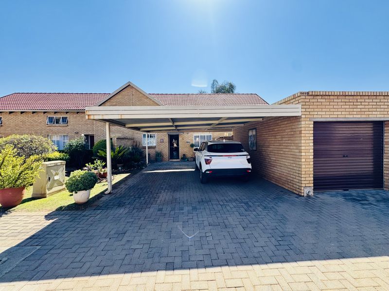 Charming 3-Bedroom Townhouse with Loft and Garden in Secure Montana Complex - Photo 2