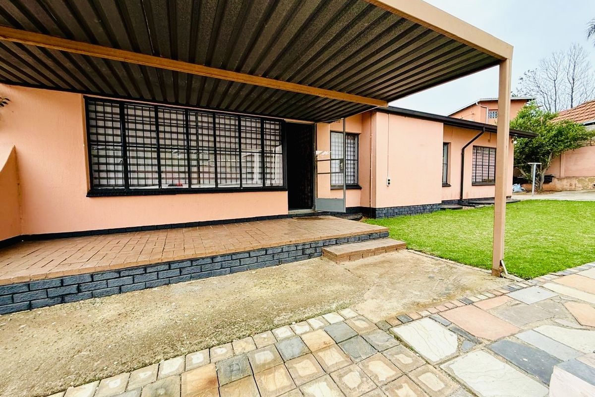 3 bedroom spacious Family home plus 2 staff accommodation - Photo 3