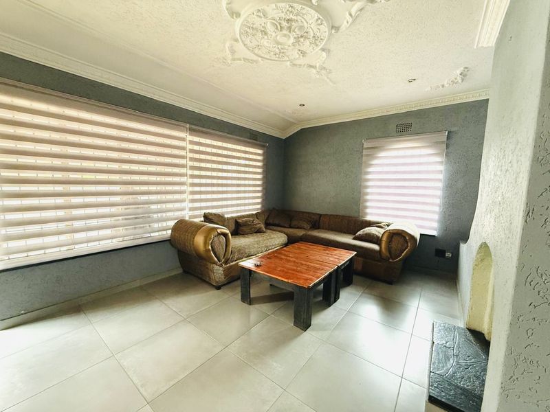 3 bedroom spacious Family home plus 2 staff accommodation - Photo 9