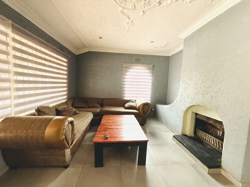 3 bedroom spacious Family home plus 2 staff accommodation - Photo 8