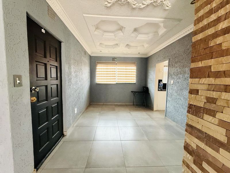 3 bedroom spacious Family home plus 2 staff accommodation - Photo 7