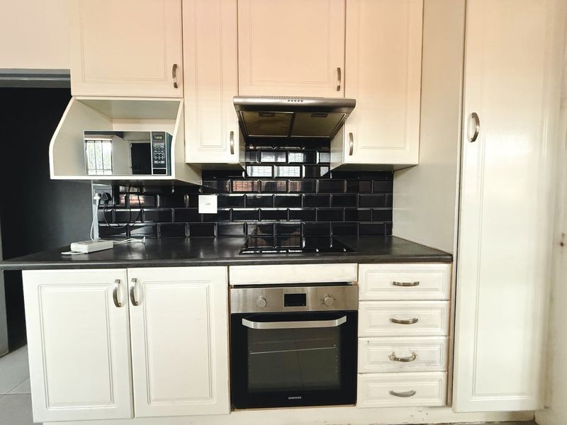 3 bedroom spacious Family home plus 2 staff accommodation - Photo 6