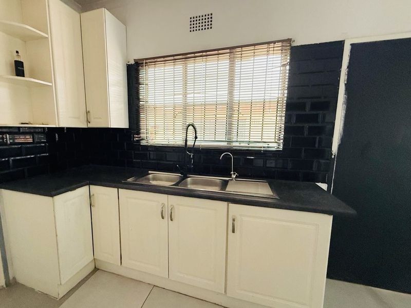 3 bedroom spacious Family home plus 2 staff accommodation - Photo 5