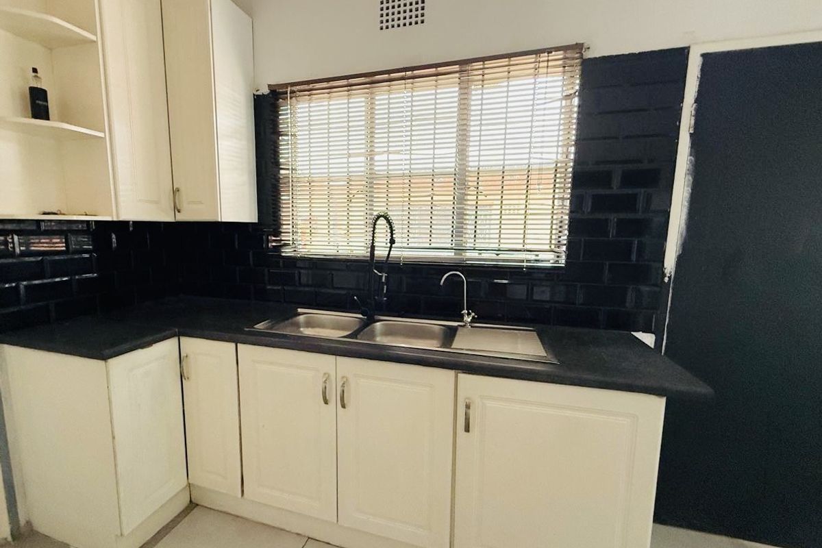 3 bedroom spacious Family home plus 2 staff accommodation - Photo 5