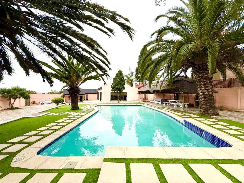 3 bedroom spacious Family home plus 2 staff accommodation - Photo 2