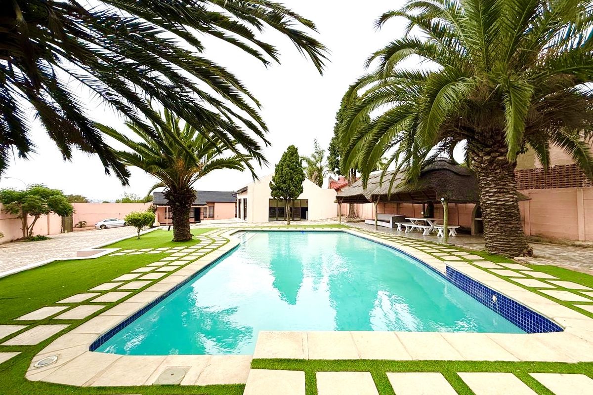 3 bedroom spacious Family home plus 2 staff accommodation - Photo 2