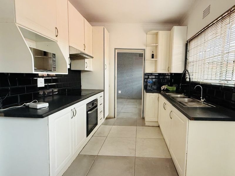 3 bedroom spacious Family home plus 2 staff accommodation - Photo 4