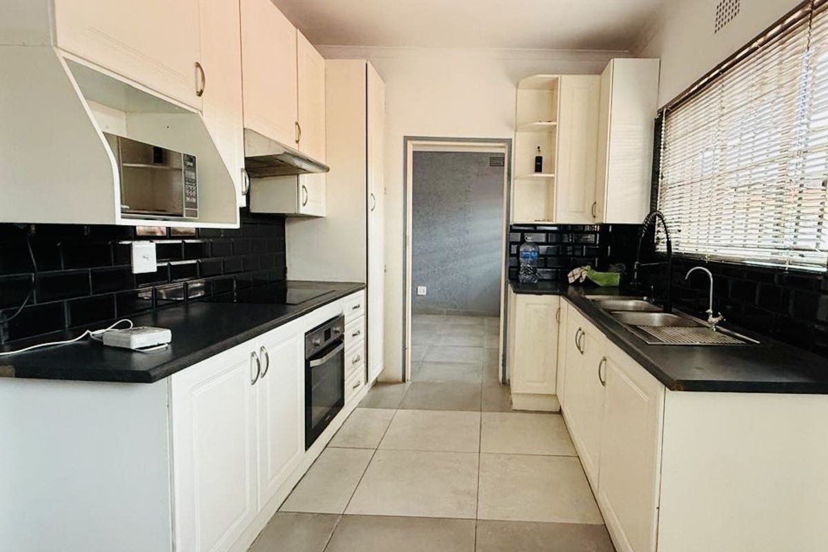 3 bedroom spacious Family home plus 2 staff accommodation - Photo 4