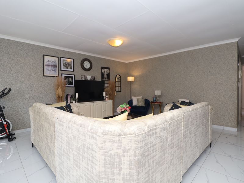 Spacious Cozy Home with a Fabulous Feel - Photo 5