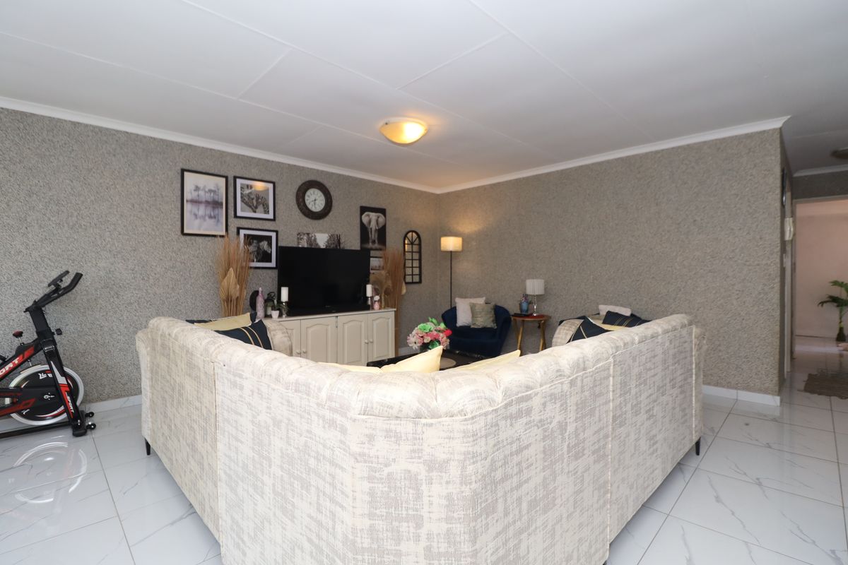 Spacious Cozy Home with a Fabulous Feel - Photo 5