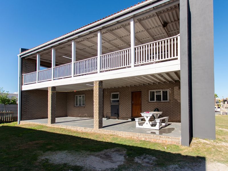 Stunning 3.5-Bed Coastal Gem with Sea Views in Sought-After Middedorp! - Photo 3