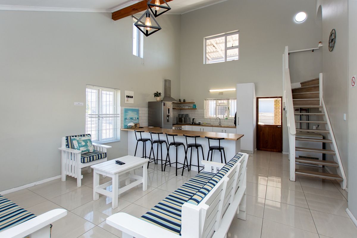 Stunning 3.5-Bed Coastal Gem with Sea Views in Sought-After Middedorp! - Photo 2