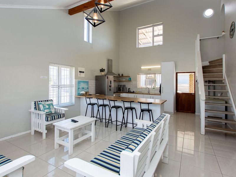 Stunning 3.5-Bed Coastal Gem with Sea Views in Sought-After Middedorp! - Photo 2