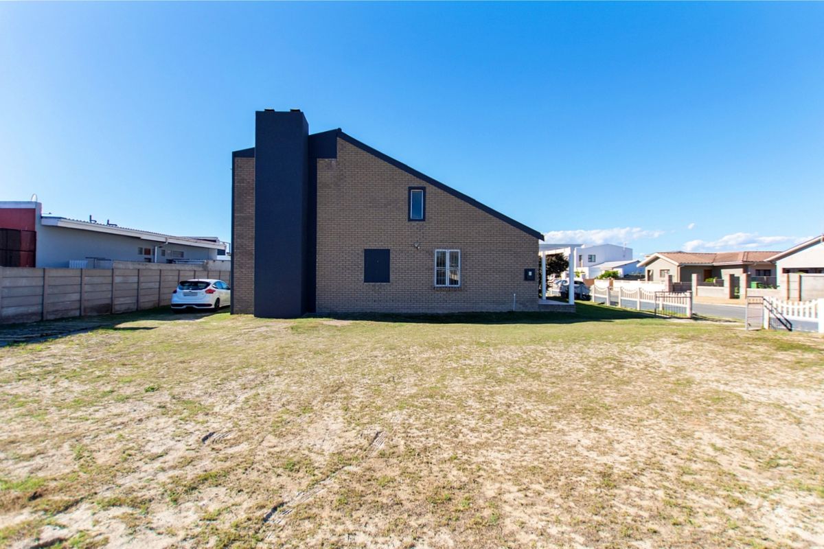 Stunning 3.5-Bed Coastal Gem with Sea Views in Sought-After Middedorp! - Photo 5