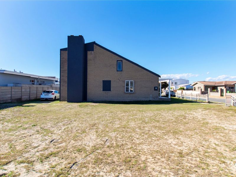 Stunning 3.5-Bed Coastal Gem with Sea Views in Sought-After Middedorp! - Photo 5