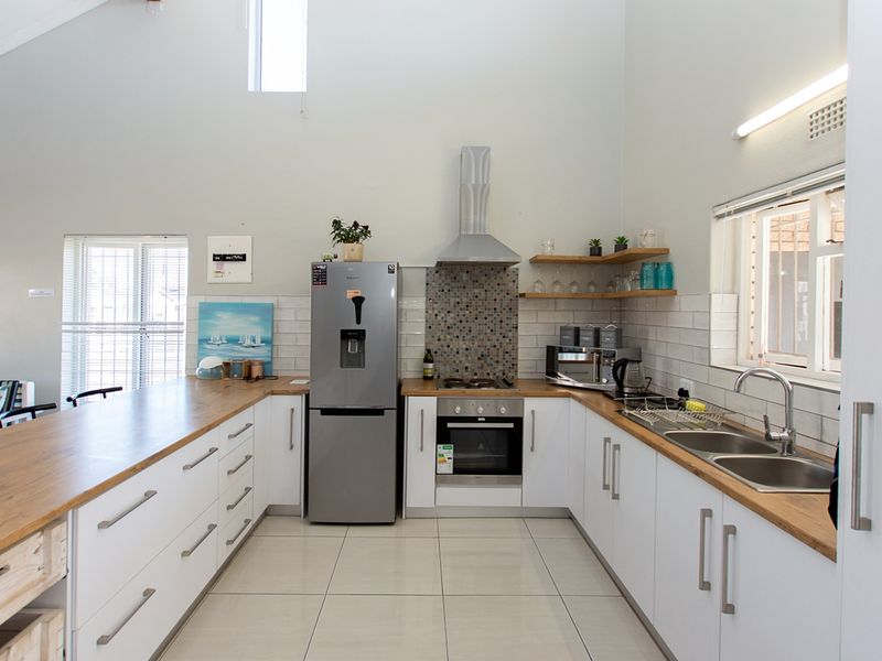 Stunning 3.5-Bed Coastal Gem with Sea Views in Sought-After Middedorp! - Photo 10