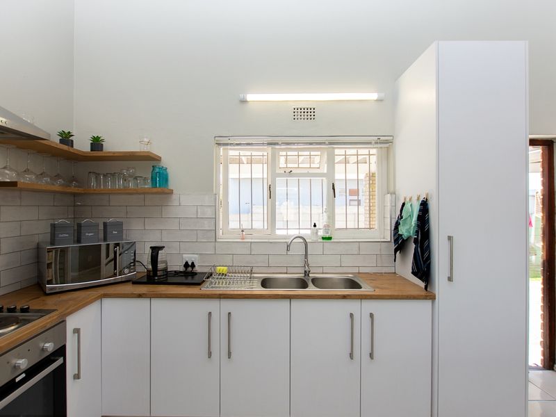 Stunning 3.5-Bed Coastal Gem with Sea Views in Sought-After Middedorp! - Photo 9