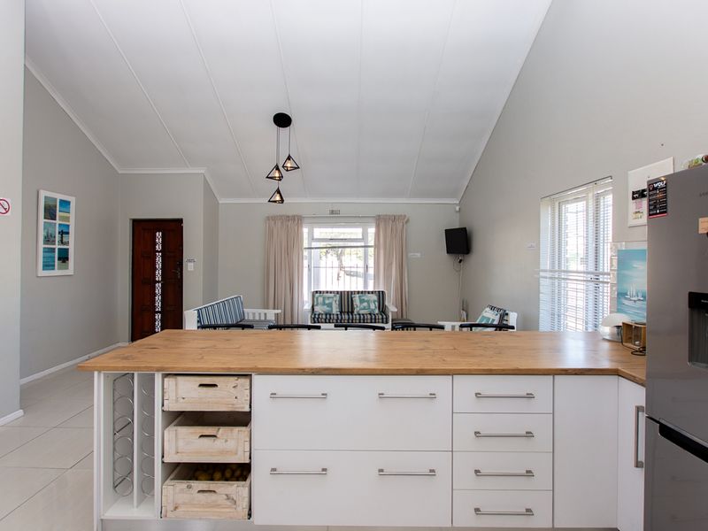 Stunning 3.5-Bed Coastal Gem with Sea Views in Sought-After Middedorp! - Photo 8