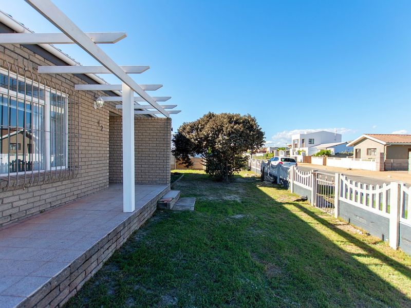 Stunning 3.5-Bed Coastal Gem with Sea Views in Sought-After Middedorp! - Photo 7